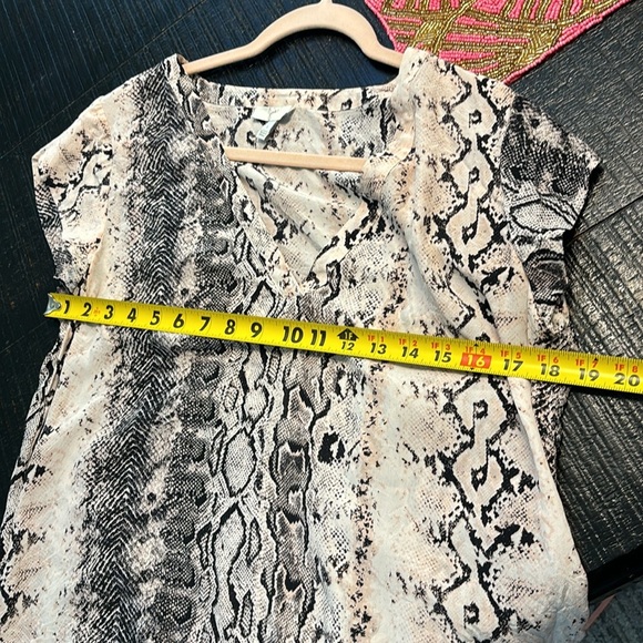 Joie 100% Silk Snakeskin Print Short Sleeve Blouse size Large Light Pink & Grey - Picture 5 of 7